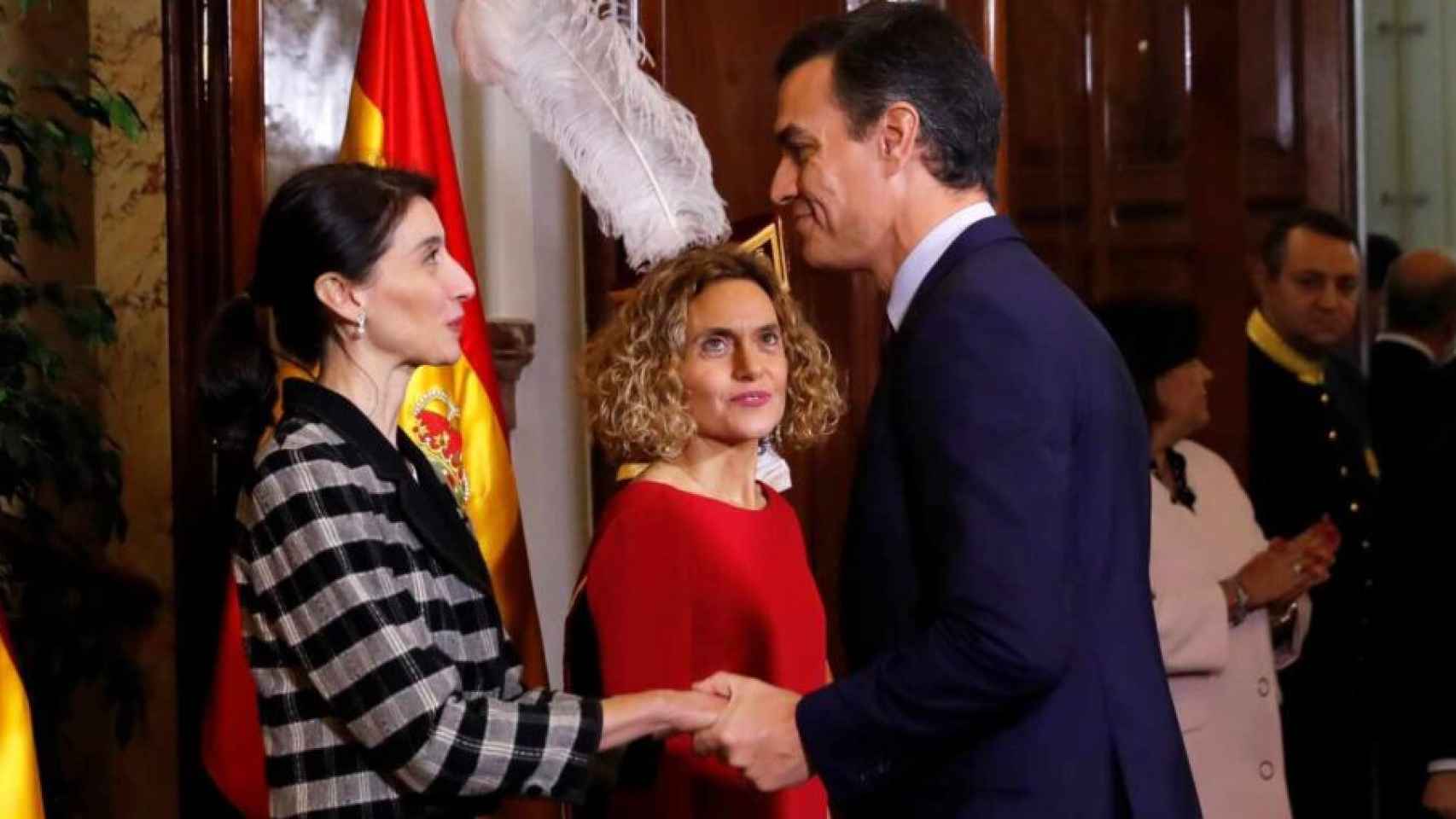 Pedro Sánchez, presidente del Gobierno, saluda a Pilar Llop, entonces presidenta del Senado y hoy ministra de Justicia.