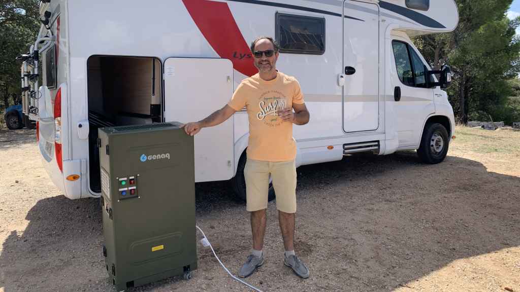 Una caravana con un dispositivo para obtener agua por condensación del aire.