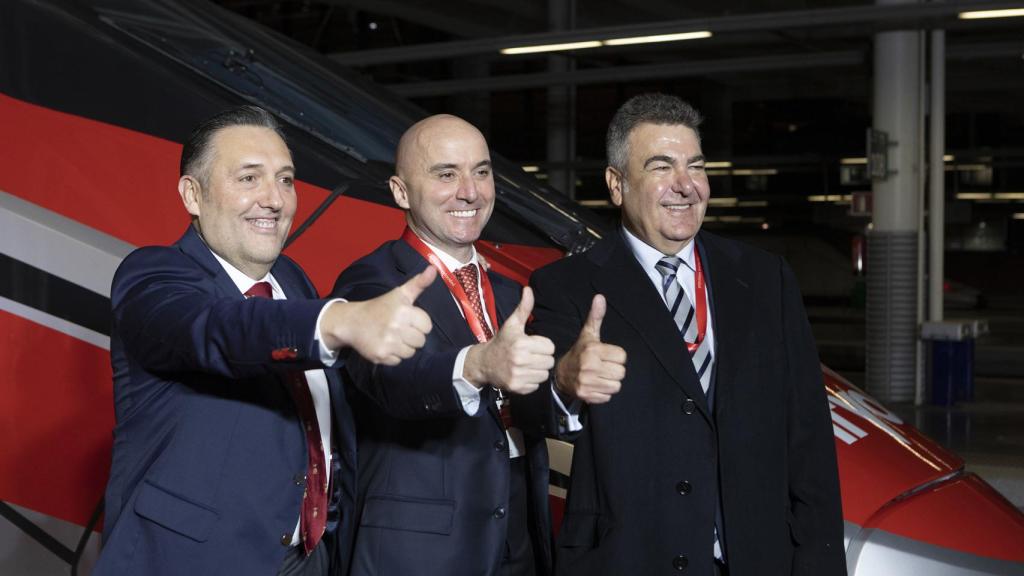 Víctor Bañares (izquierda), director general de Iryo, y Carlos Bertomeu (derecha), presidente de la compañía, junto con Simone Gorini, consejero delegado.