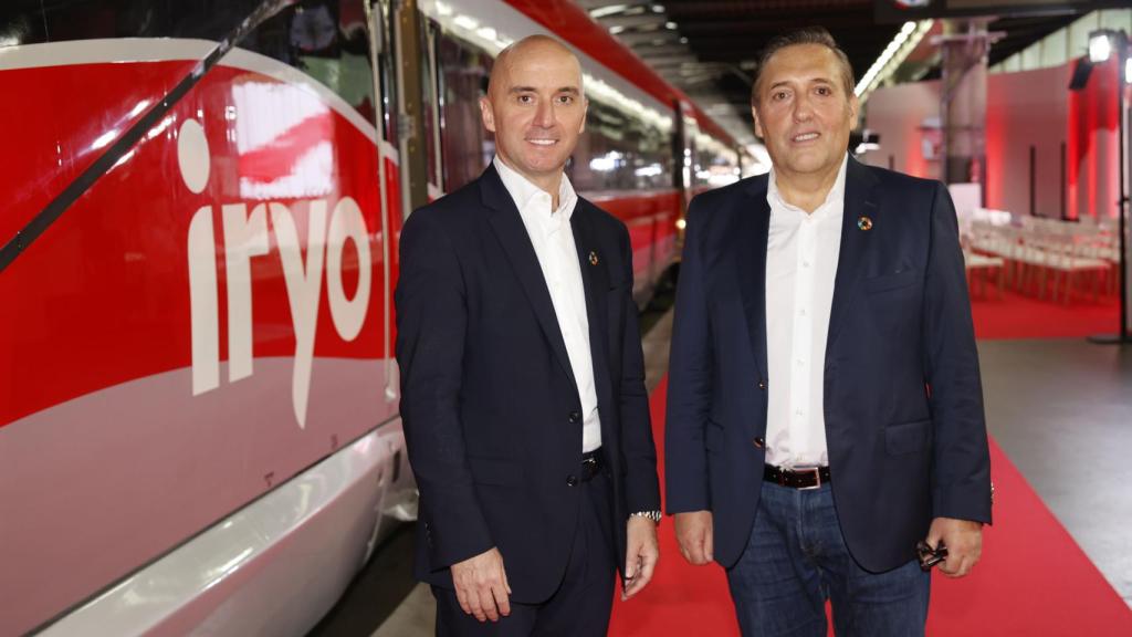 Simone Gorini y Víctor Bañares, junto a uno de los trenes de iryo.