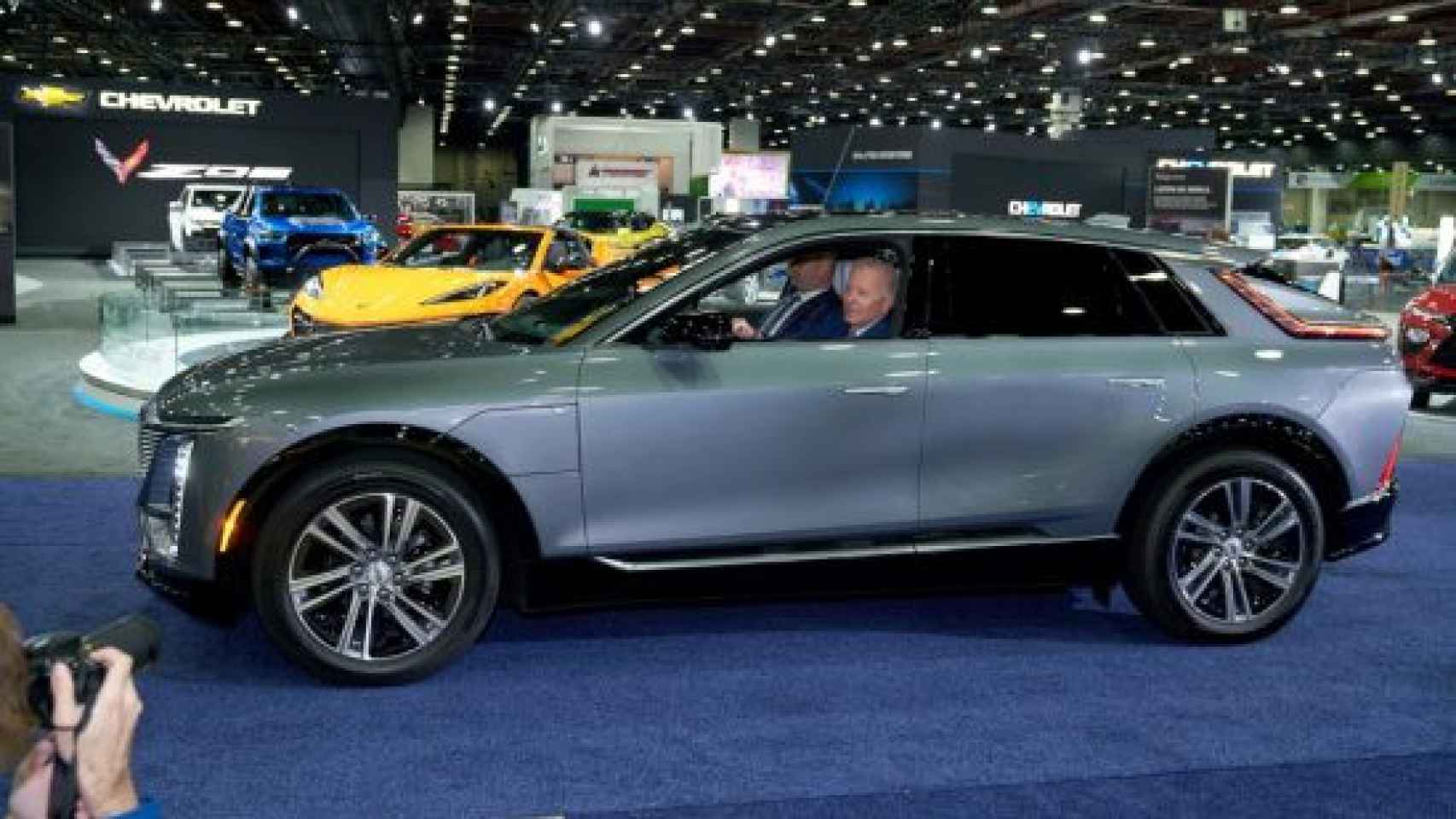 Joe Biden al volante de uno de los nuevos modelos de General Motors.