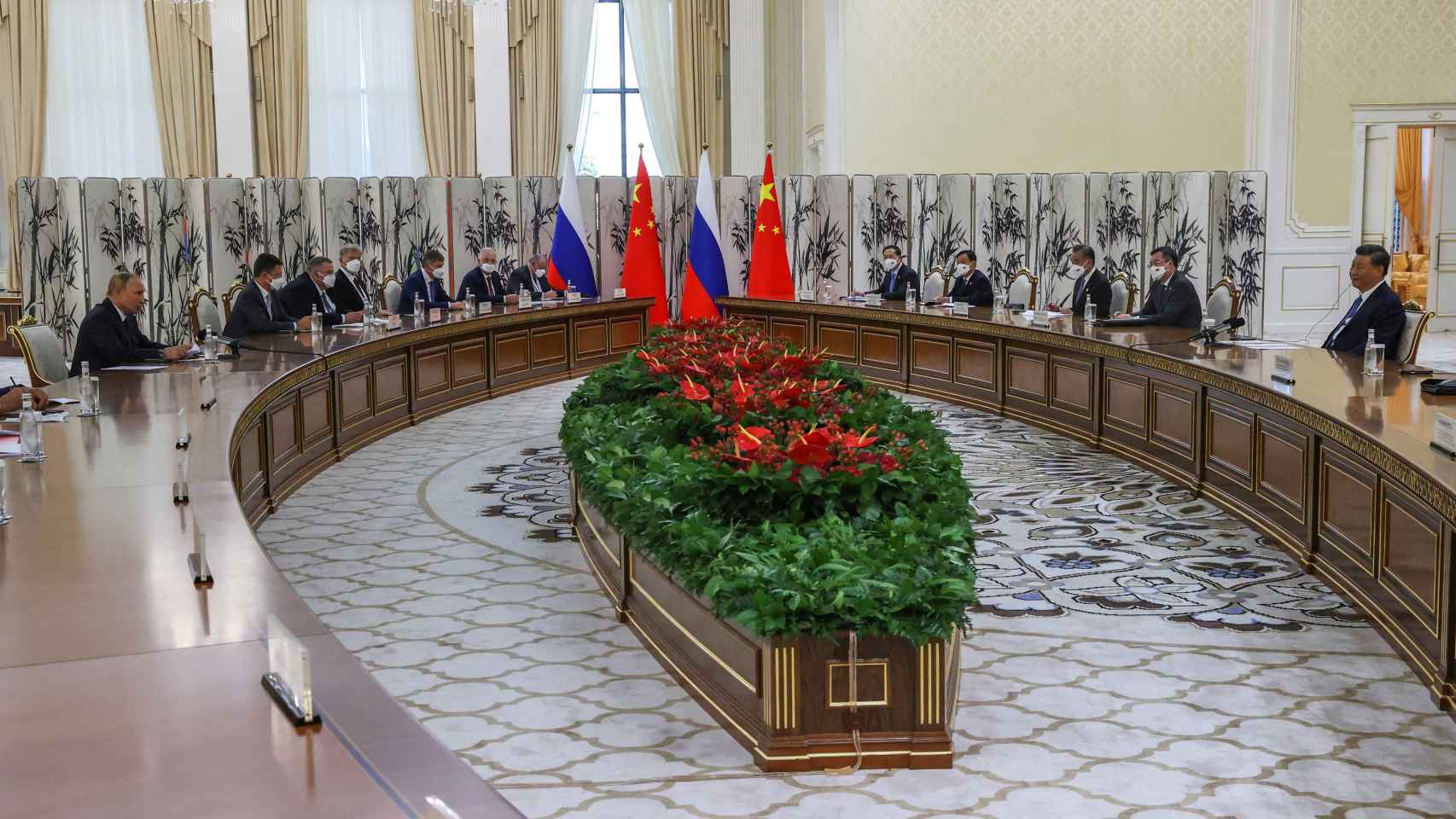 Putin, Xi Jingping y sus respectivas delegaciones, este jueves en Samarcanda, Uzbekistán.