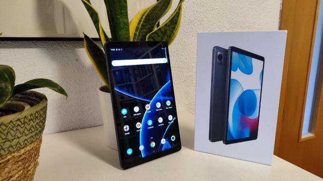 Realme Pad Mini al lado de su caja