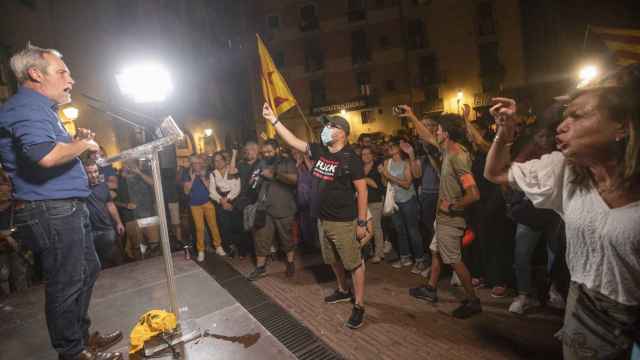 El regidor de ERC del Ayuntamiento de Barcelona Jordi Coronas es abucheado por el independentismo.