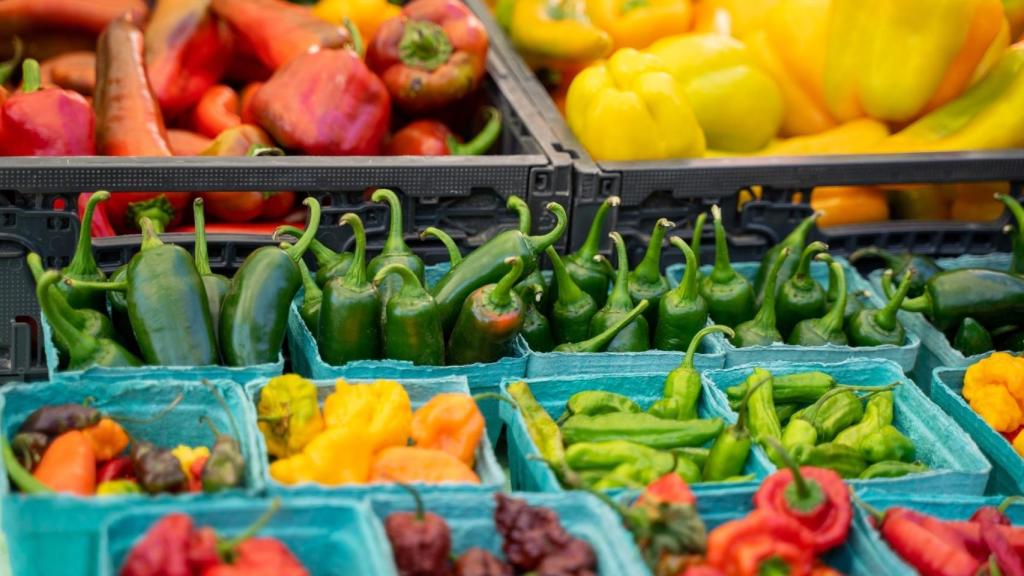 Puesto de verduras en un ferión.