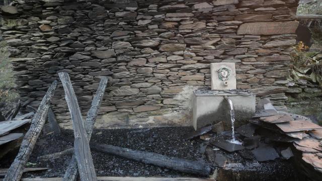 Interior de una vivienda quemada por el incendio de Folgoso do Courel.