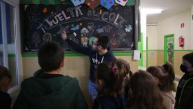 Un profesor da clase a un grupo de alumnos el día que arranca el curso escolar en Galicia, en el CEIP Eduardo Cela Vila de Triacastela, a 8 de septiembre de 2022.
