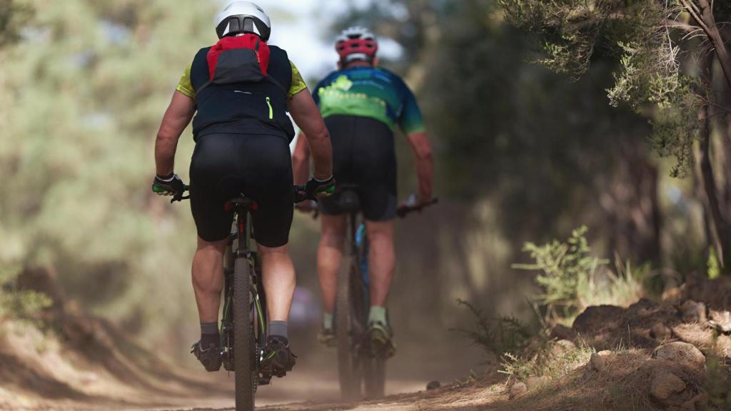 Ruta en bicicleta por la montaña.