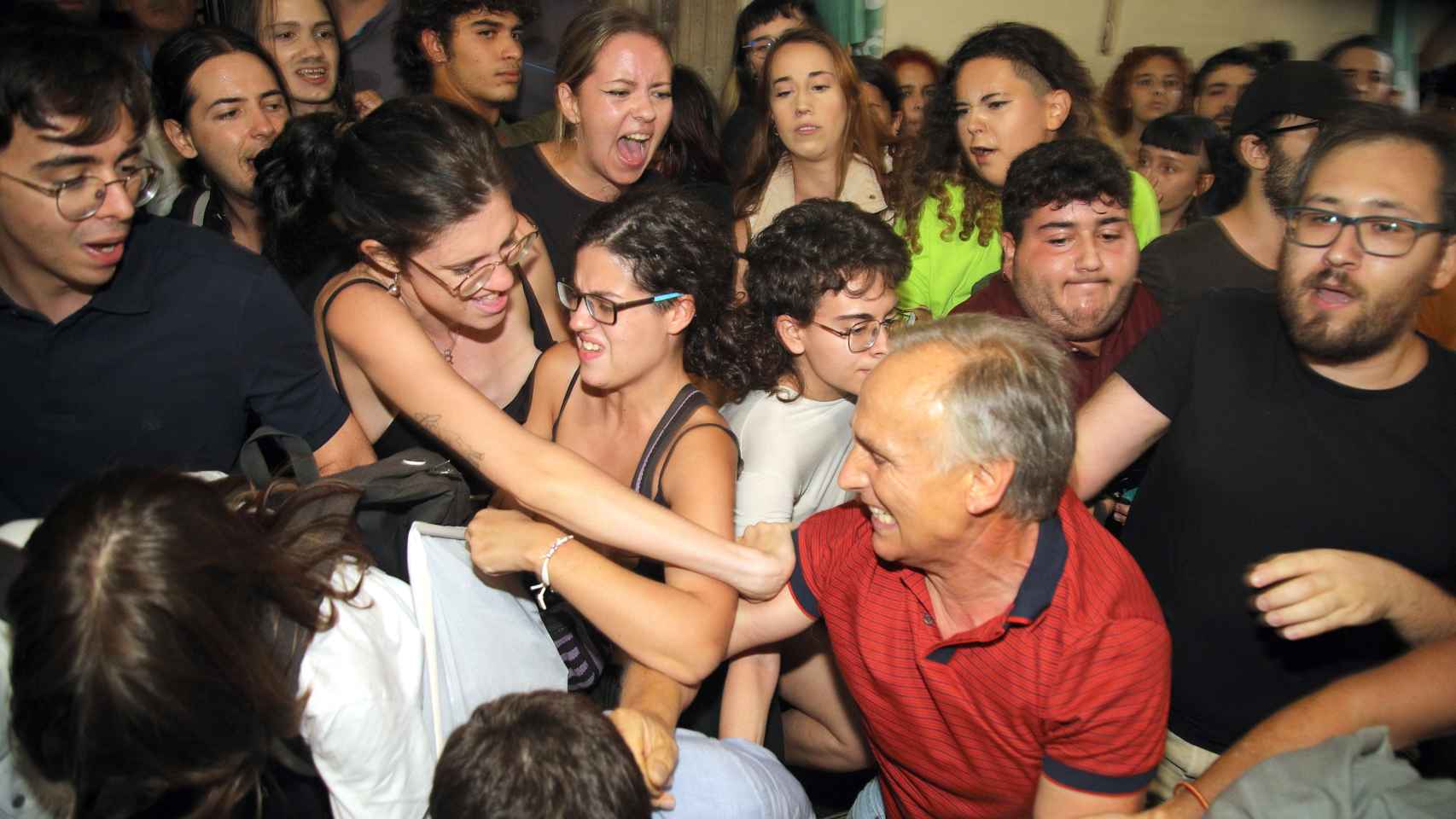 Radicales de extrema izquierda agreden a los asistentes a la conferencia de Macarena Olona.