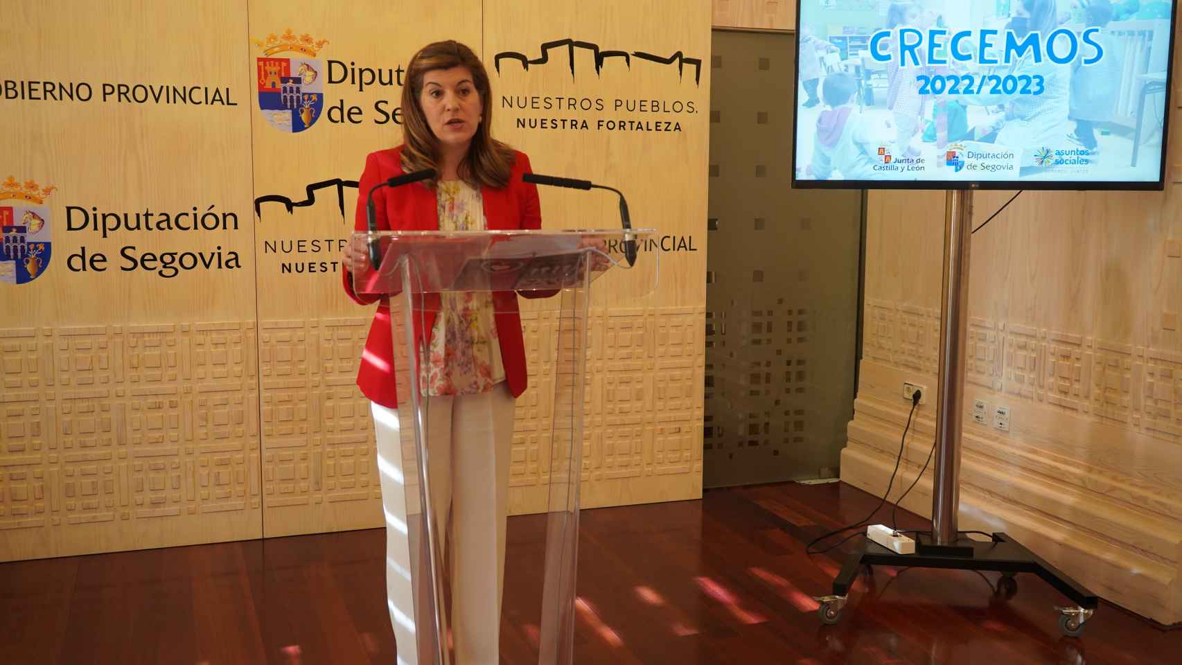 La diputada de Servicio de Asuntos Sociales, Azucena Suárez, hablando sobre la ampliación del programa 'Crecemos'