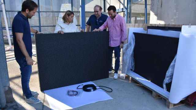 La alcaldesa de Talavera de la Reina ha presenciado el comienzo de la instalación del nuevo videomarcador.