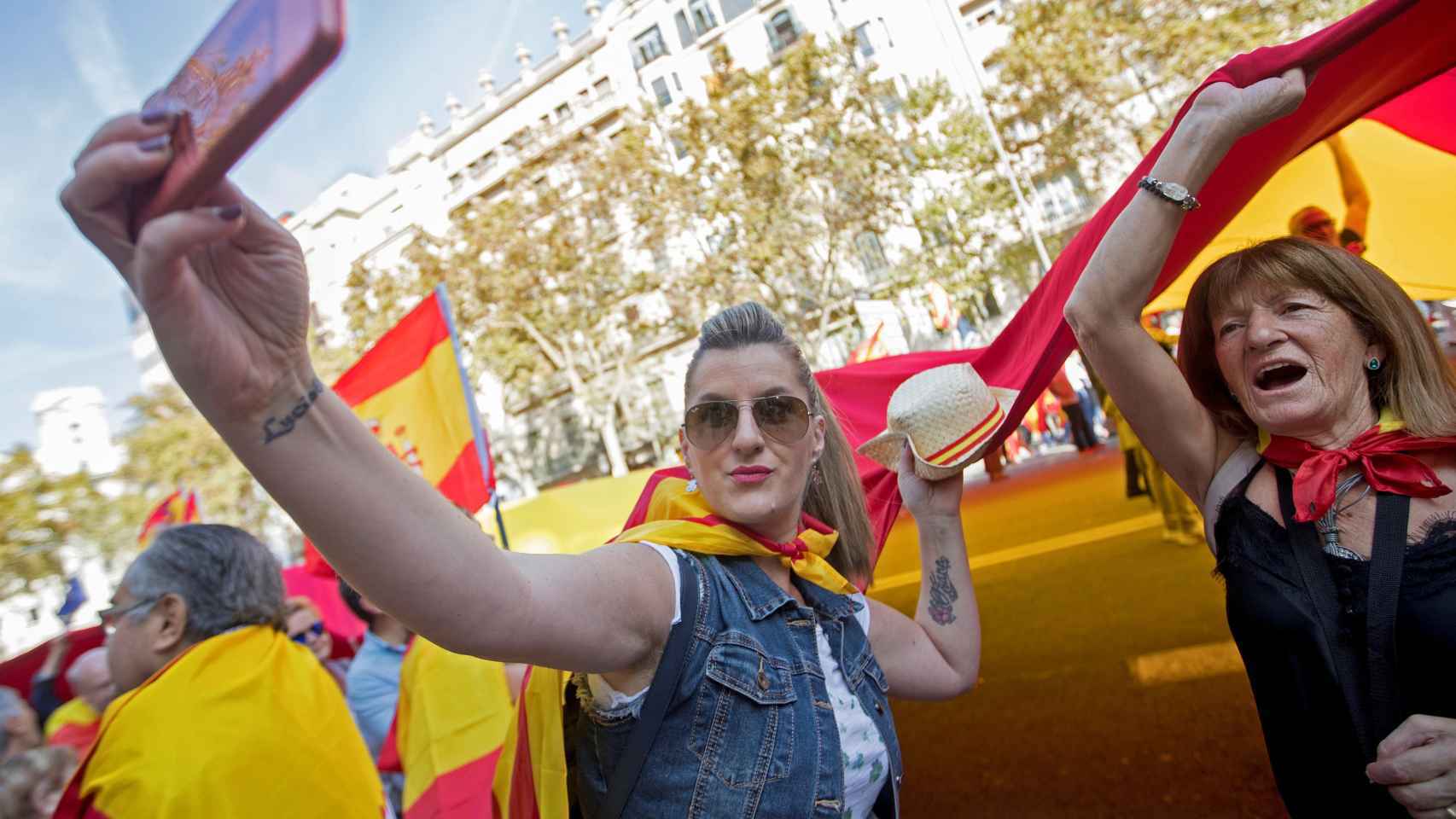 Asistentes a la manifestación constitucionalista de octubre de 2019 en Barcelona.