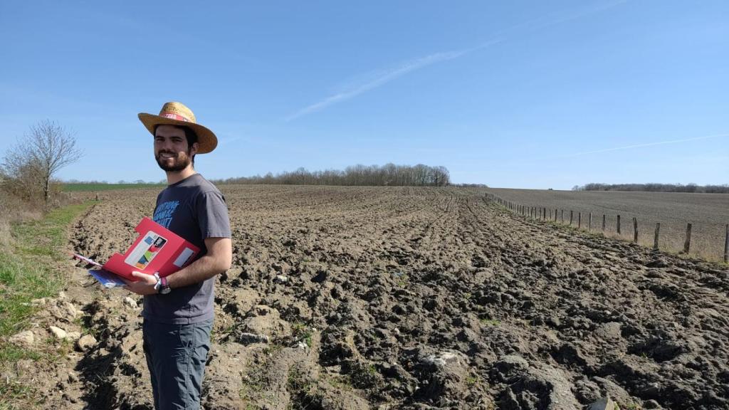 Carlos trabajando en el campo.