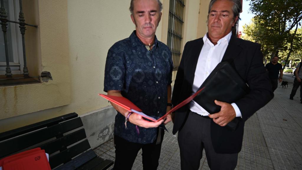 Juan José Cacheda y su abogado, frente  al Espacio de Creación Contemporánea, una de las sedes de Cultura.