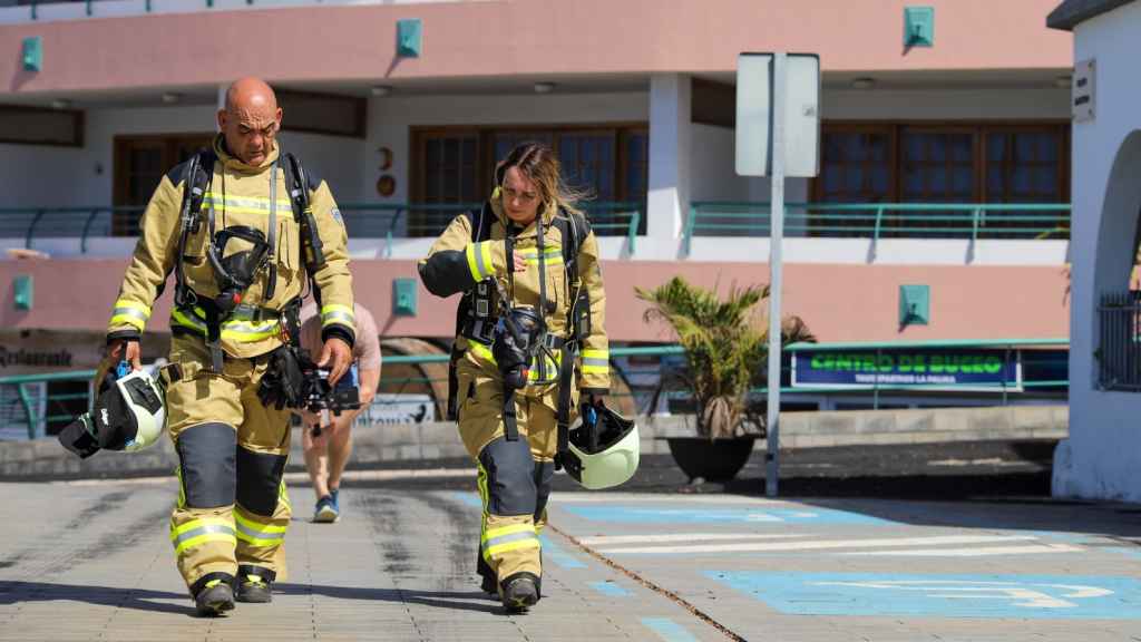 Los operarios miden la calidad del aire para ver si los vecinos pueden regresar alguna vez a sus casas.