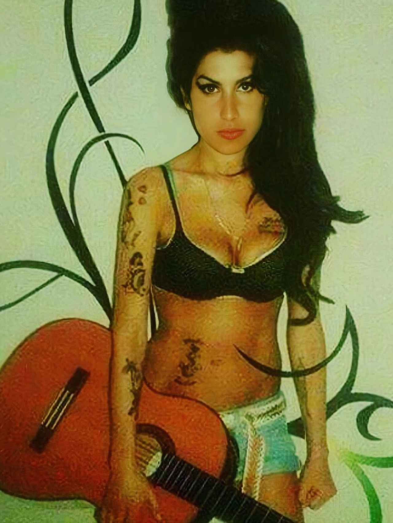 Winehouse con la guitarra.