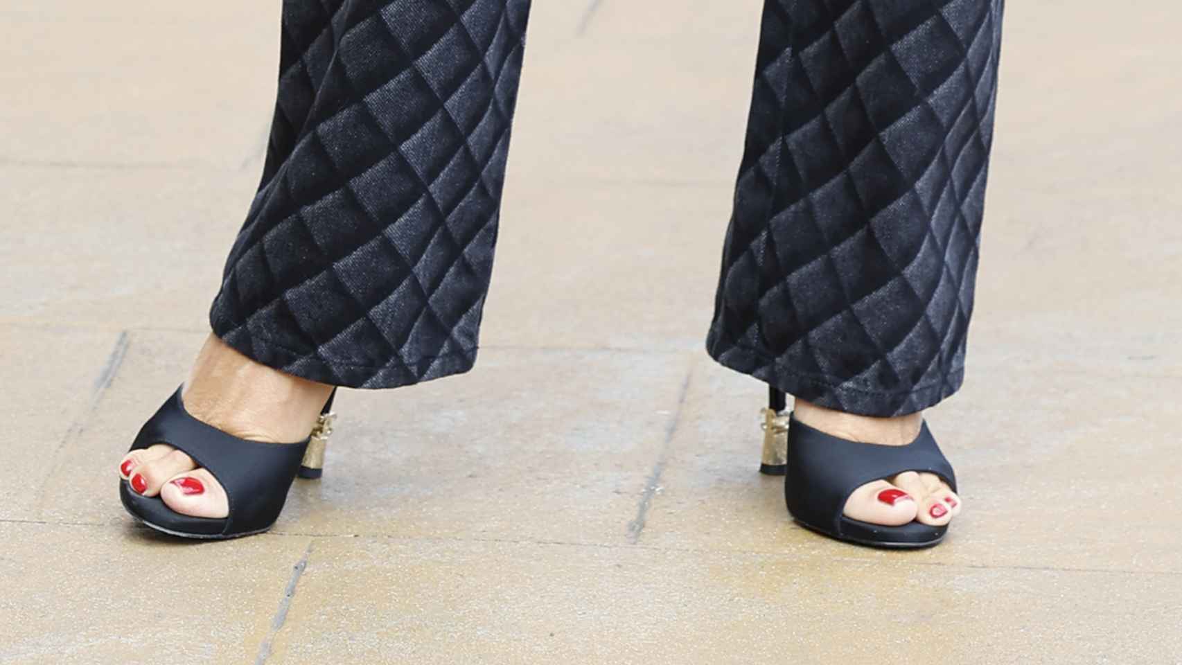 Detalle de la pedicura de Penélope Cruz y sus sandalias de Chanel.