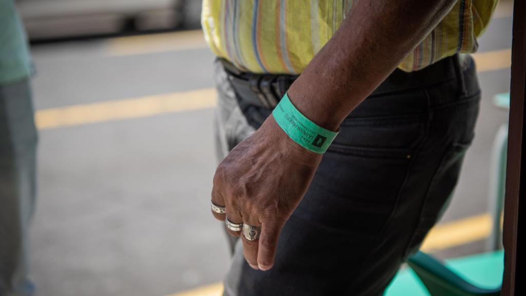 La pulsera verde que portan los inquilinos del hotel.