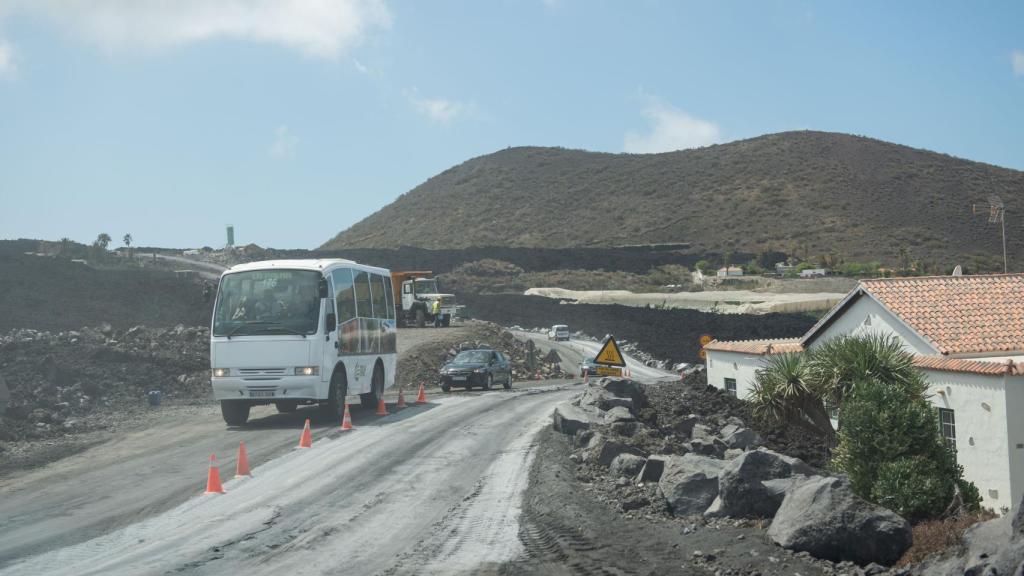 Una imagen de la carretera que pasa por encima de la colada del volcán.