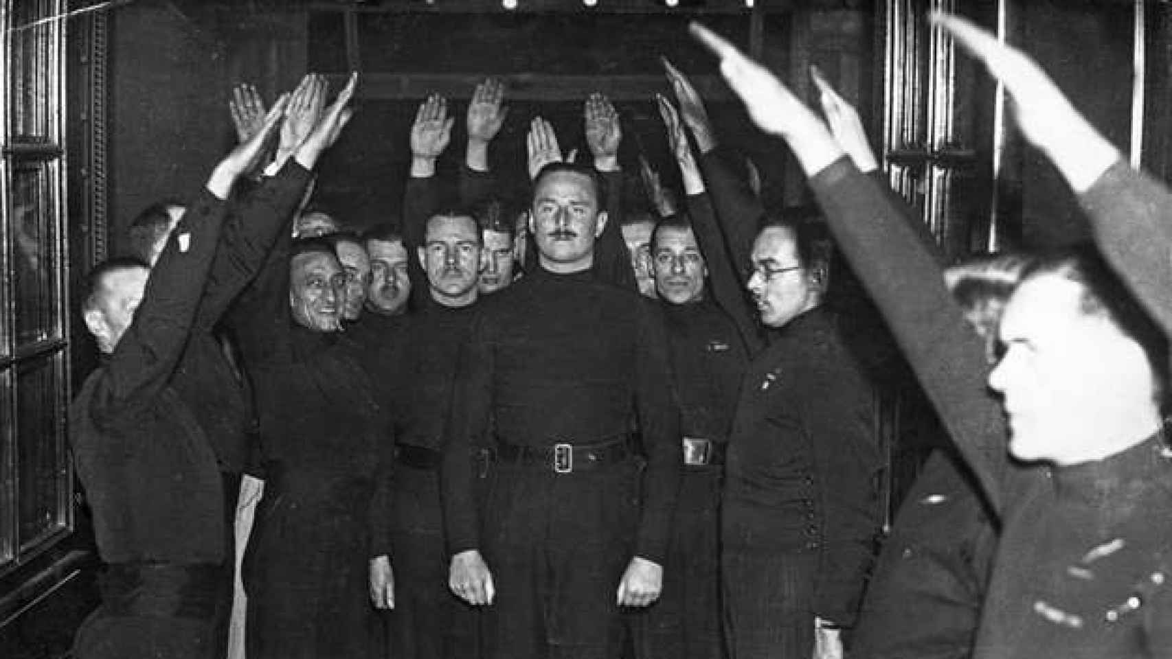Oswald Mosley, líder de la Unión de Fascistas Británicos, es saludado brazo en alto en Bristol, en 1934.