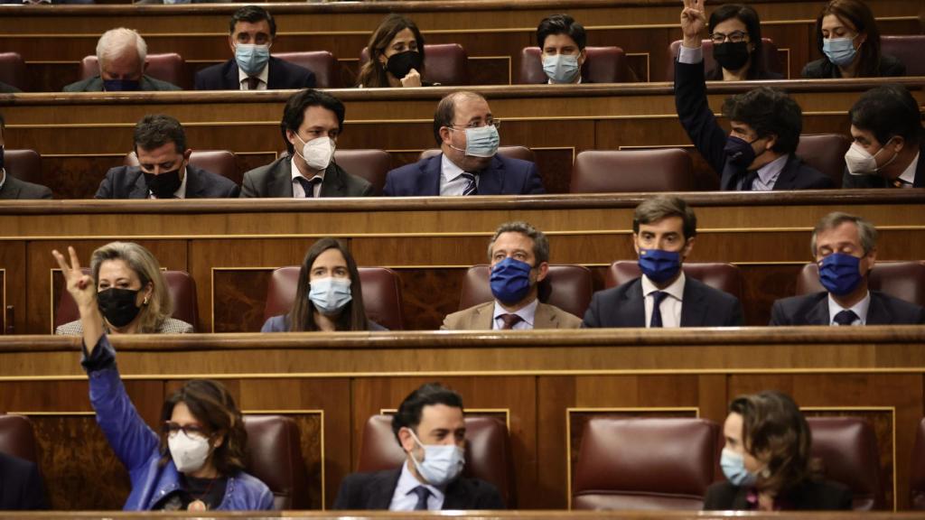 Casero, en el centro de la imagen, con mascarilla, en su escaño del Congreso.