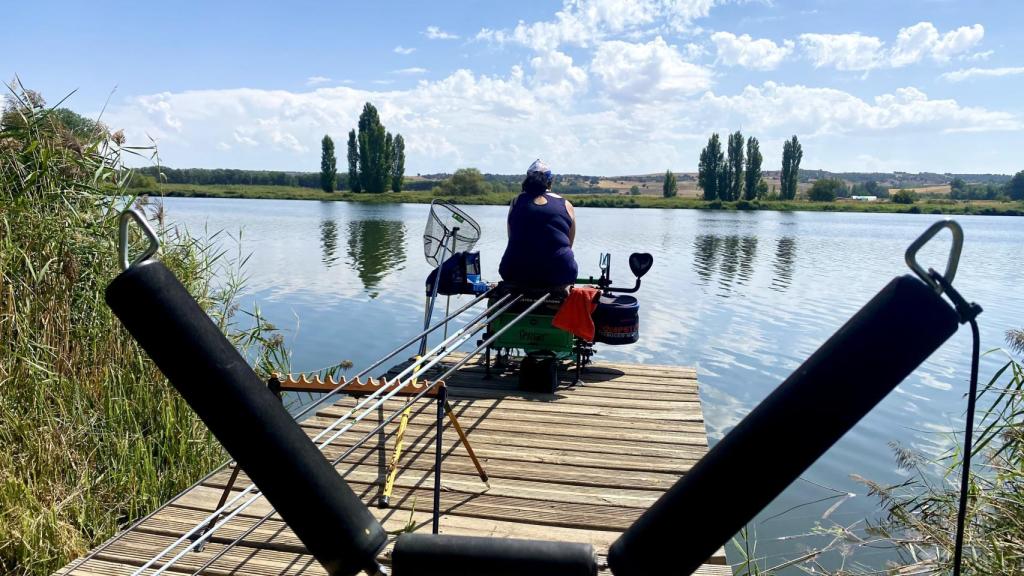 Una mujer pescando en Castronuño