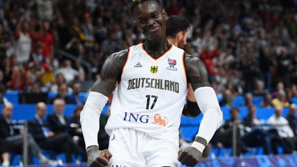 Dennis Schröder celebra una canasta en el Eurobasket