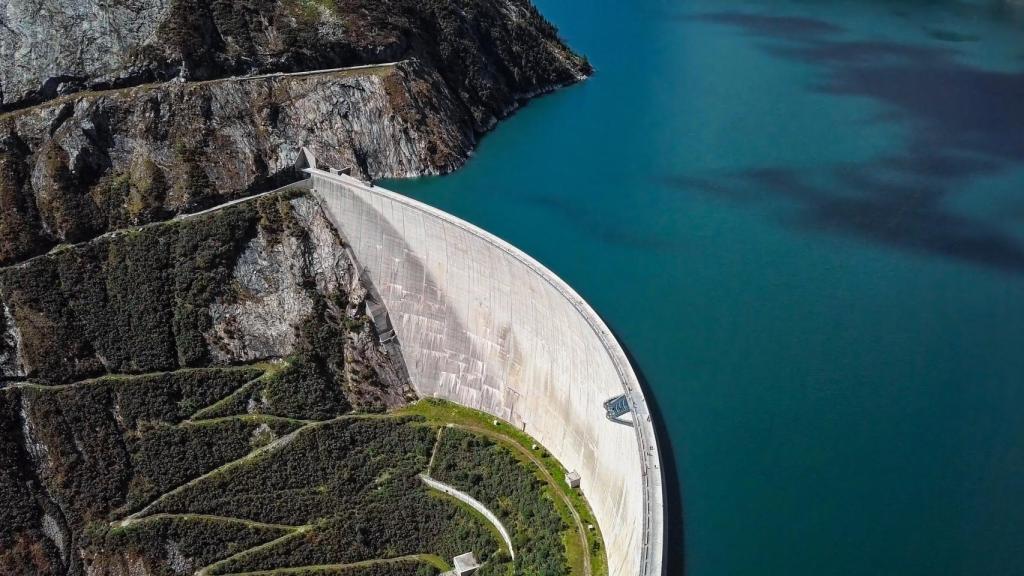 Presa en el lago Kolnbreinspeicher, en Austria