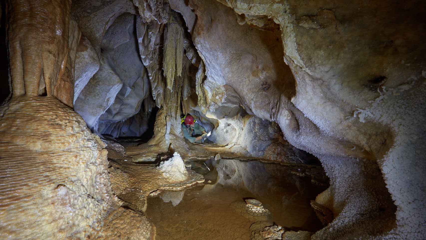 Un investigador dentro de la Cueva de las Estegamitas de La Araña (Málaga).