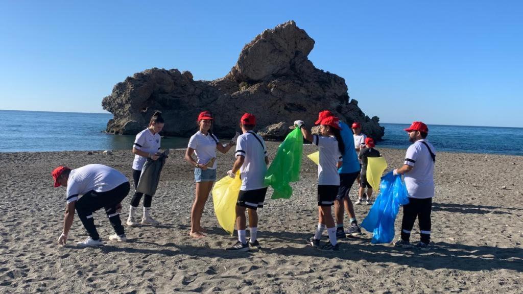 Un momento de la limpieza de la playa.