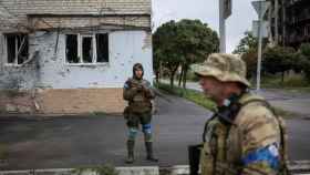 Militares ucranianos patrullan un área, mientras continúa el ataque de Rusia contra Ucrania, en la ciudad de Izium.