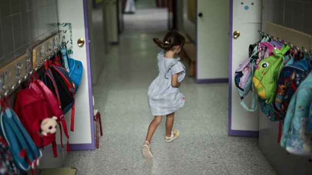 Una niña en su primer día de colegio.
