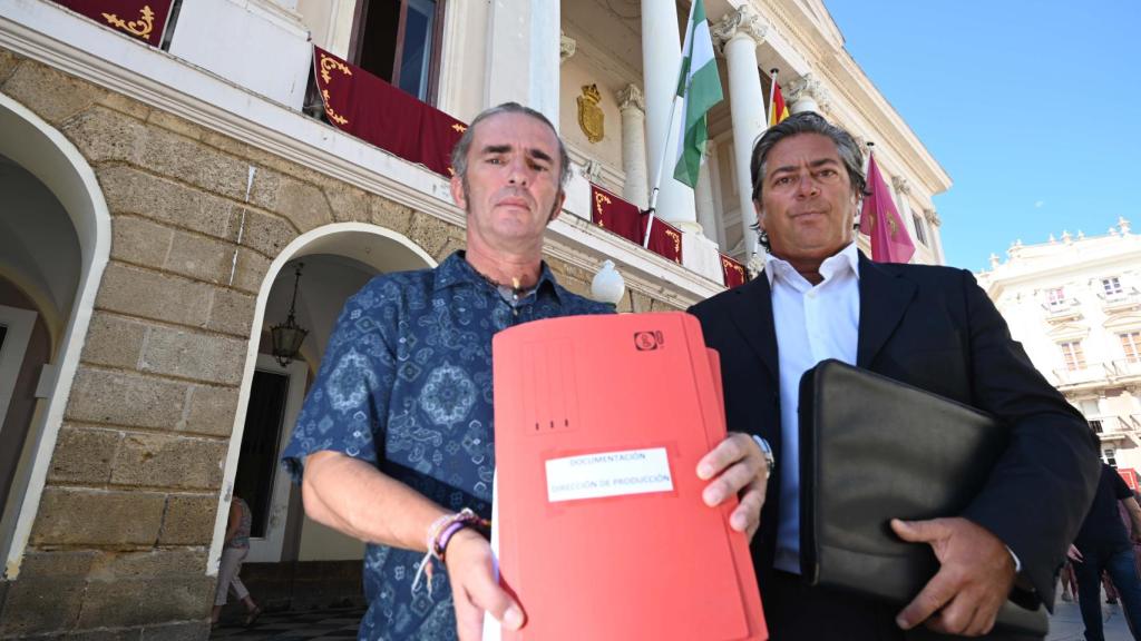 Juan José Cacheda (i) y su abogado, Luis Alfonso Pérez Nogués, con los expedientes frente al Ayuntamiento.