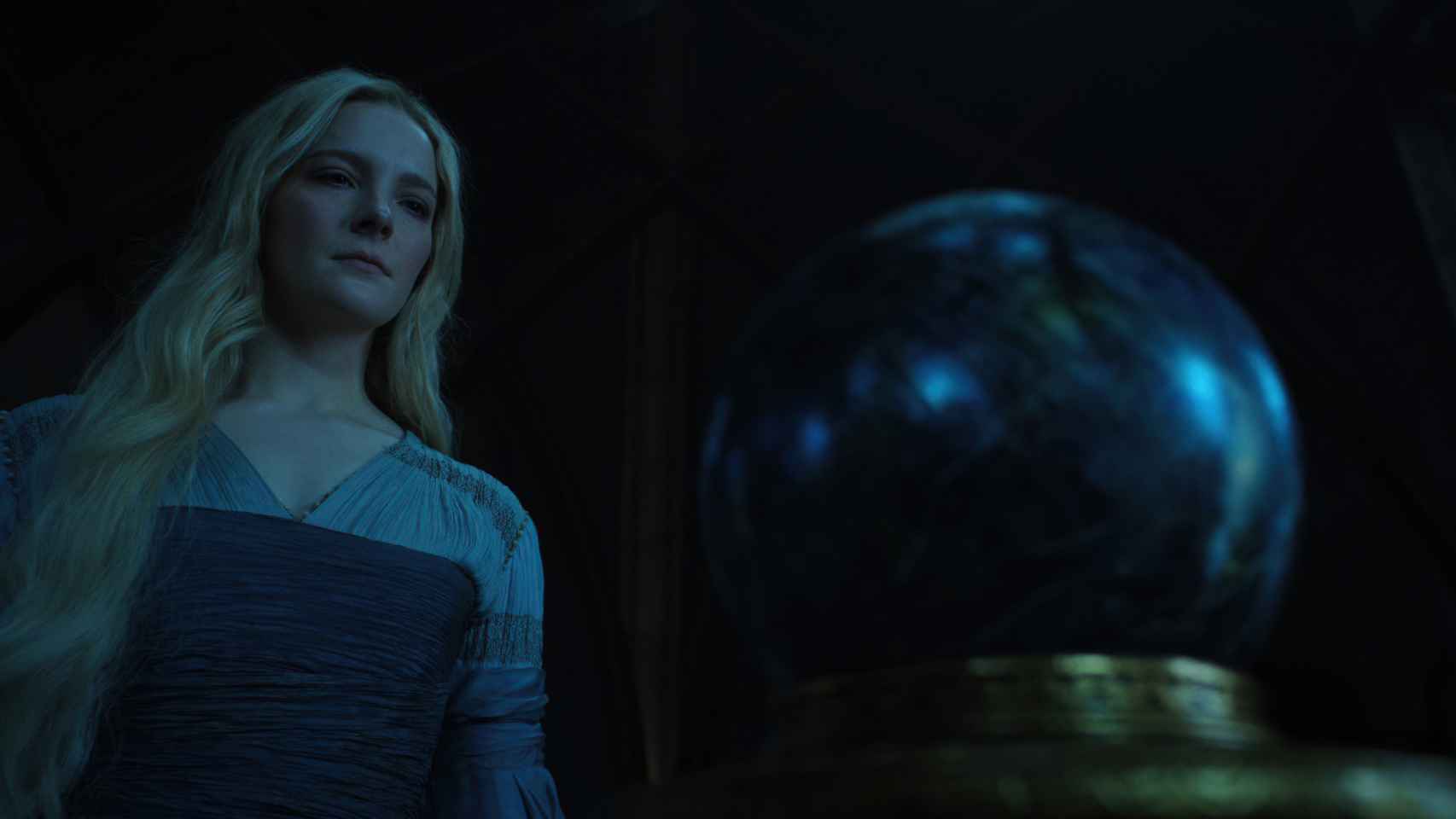 Galadriel y la palantiri en una escena del cuarto episodio de 'Los anillos de poder'.