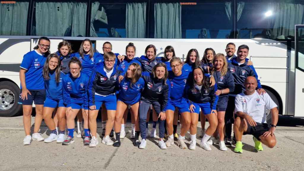 El equipo femenino del Sárdoma antes de debutar en Zaragoza en Segunda RFEF.