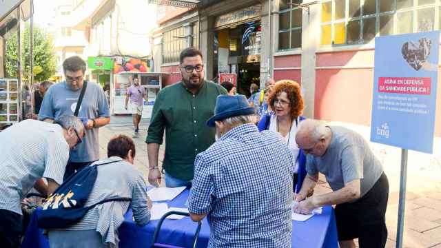 Recogida de firmas en el mercado del Calvario.