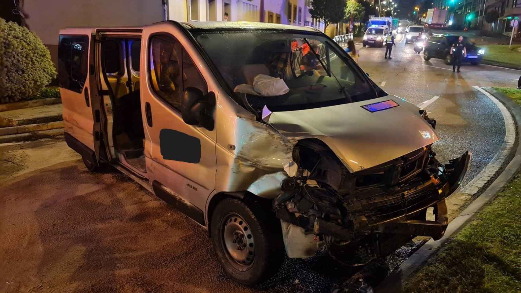 Estado de la furgoneta tras el accidente en Travesía de Vigo.
