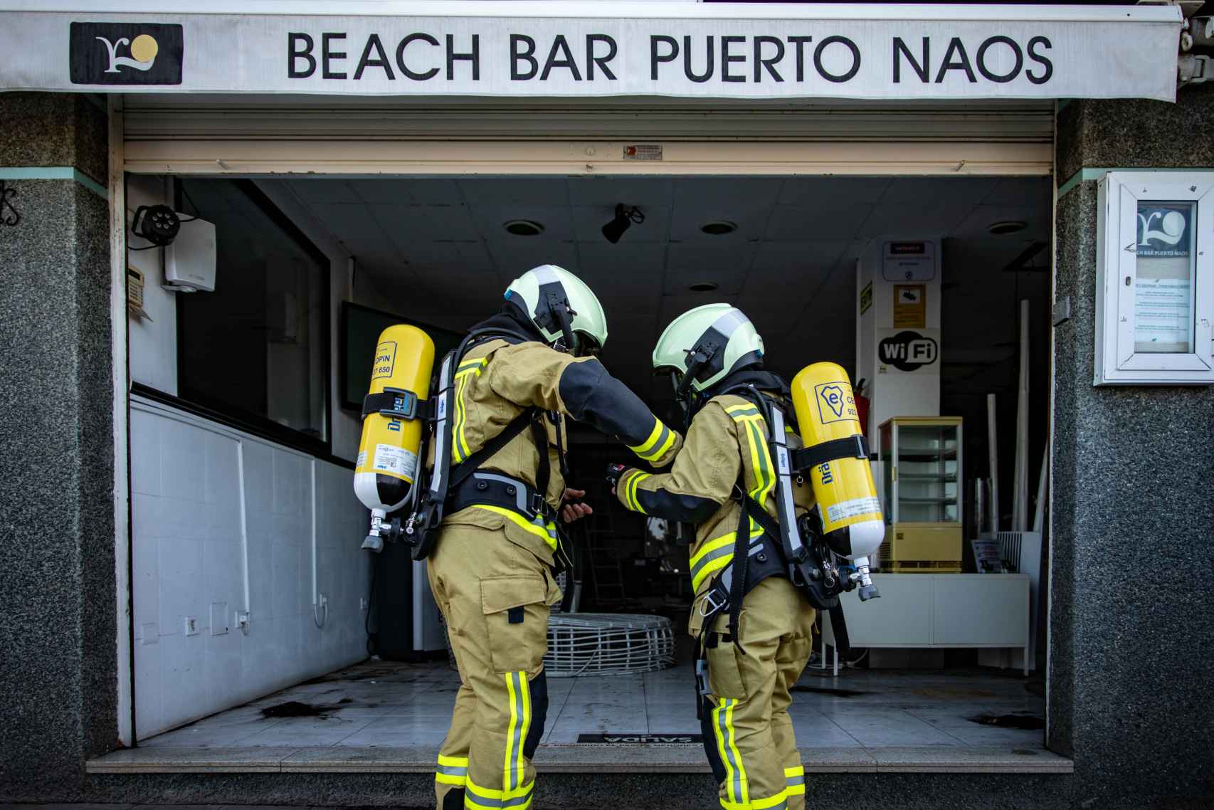 Dos técnicos miden gases nocivos en el barrio de Puerto Naos, a 13 de septiembre de 2022.