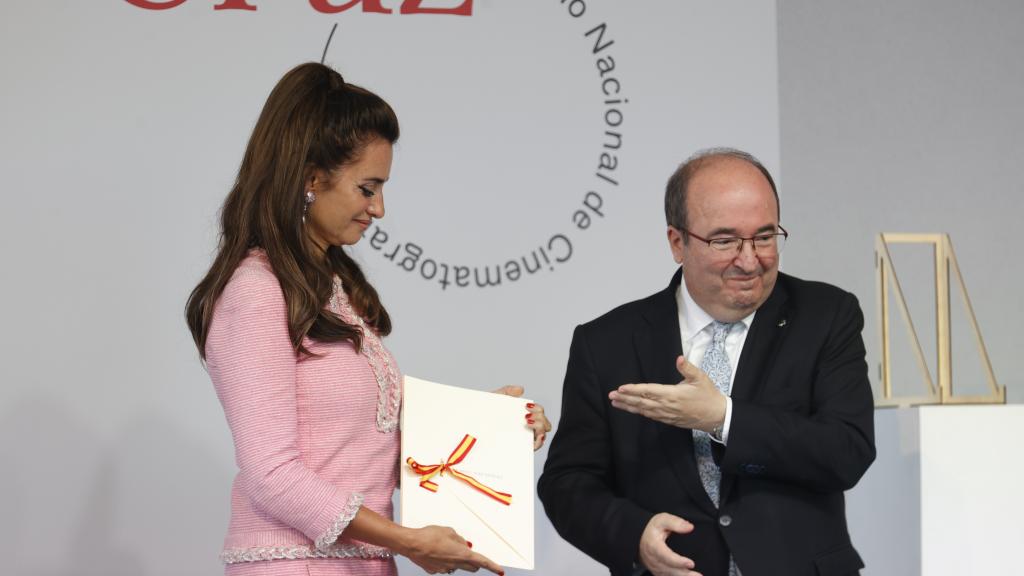 Penélope Cruz y el ministro Miquel Iceta, durante el acto.