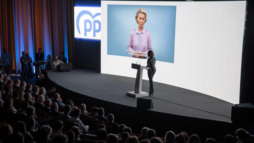 Ursula Von der Leyen, durante su intervención en la Interparlamentaria del PP ante la mirada de Cuca Gamarra