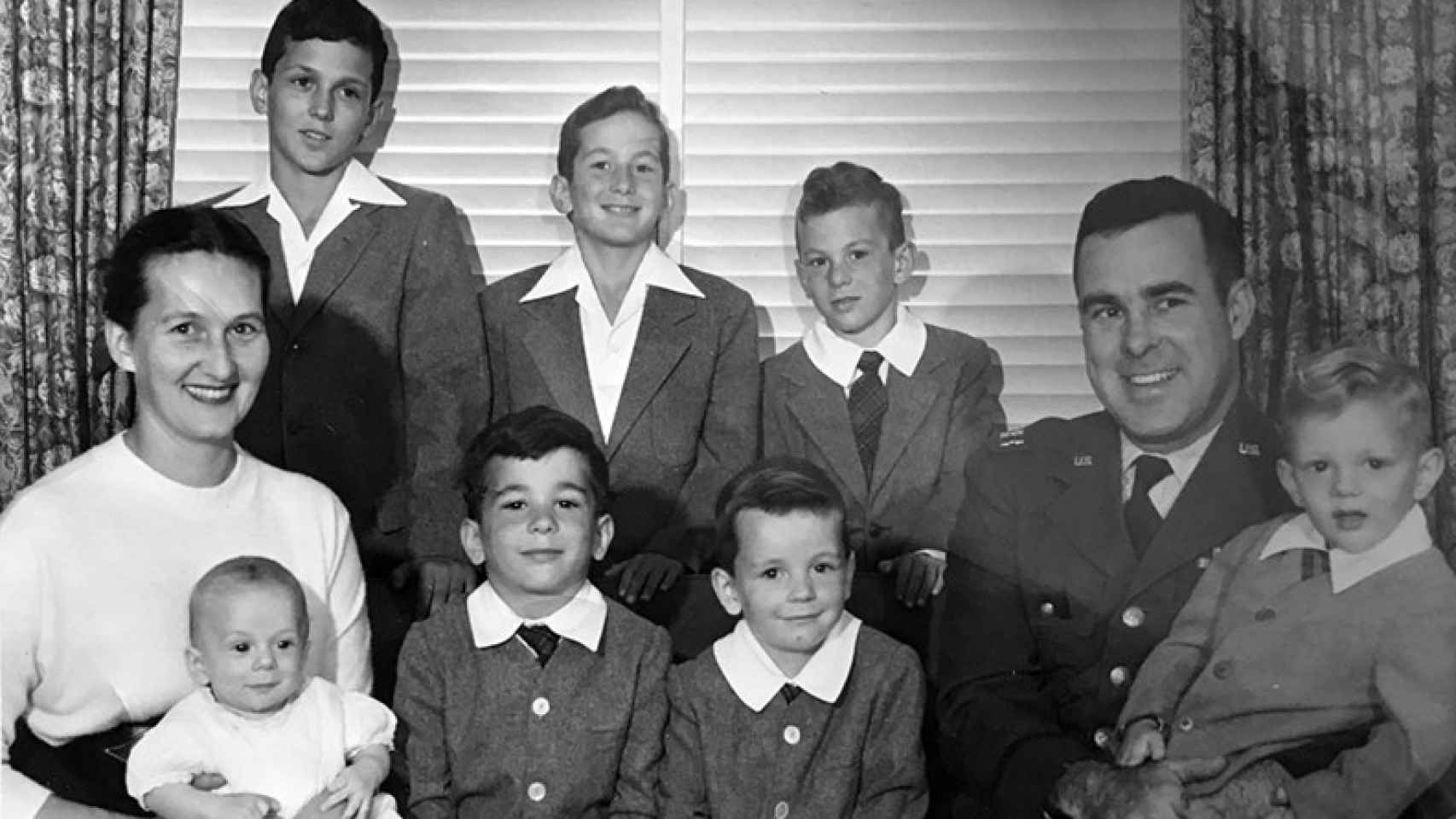 Mimi y Don Galvin con ocho de sus doce hijos