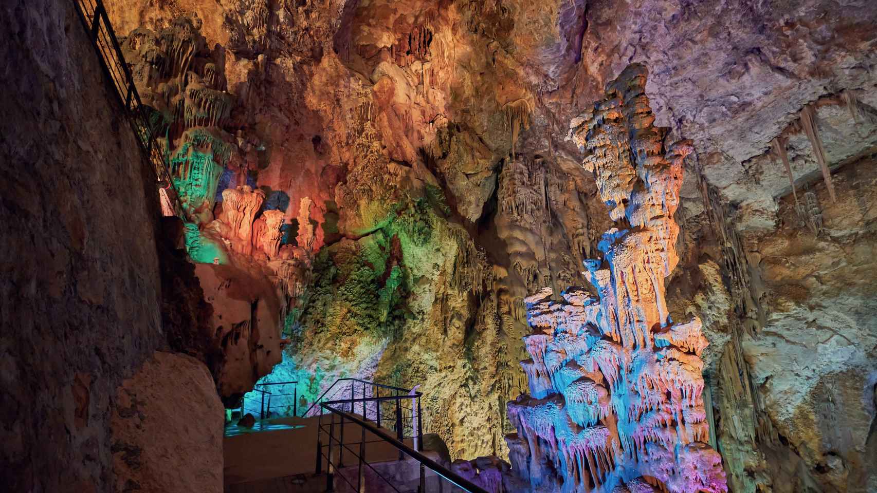 Interior de las cuevas del Canelobre, Busot.