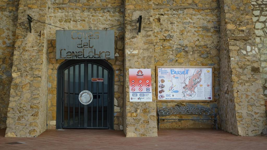 Acceso a las Cuevas del Canelobre en Busot.