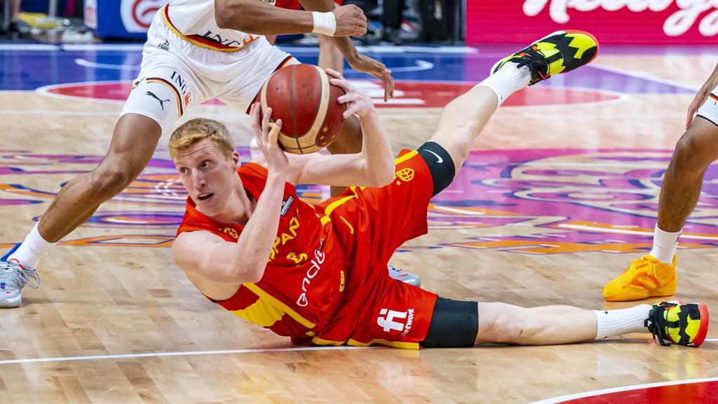 Alberto Díaz roba un balón ante Alemania en el Eurobasket