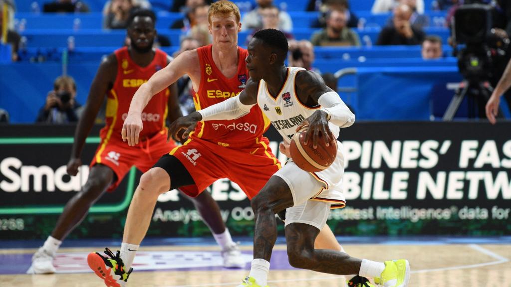 Alberto Díaz hace una defensa sobre Dennis Schröder