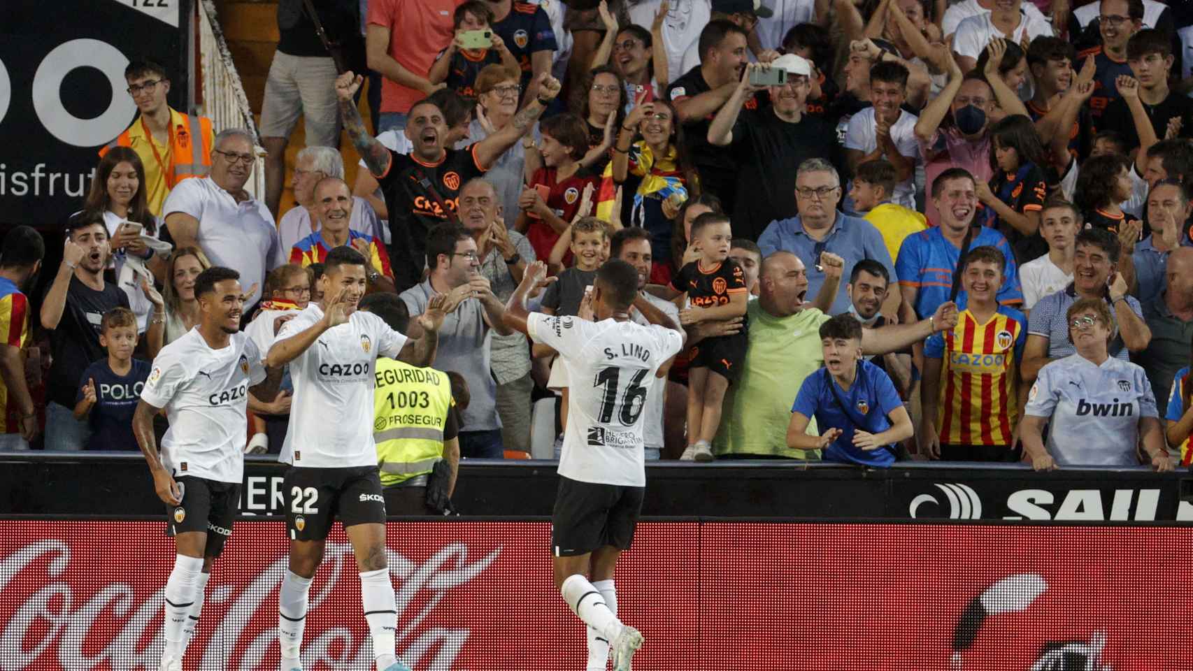 Marcos André celebra un gol con sus compañeros en el Valencia - Celta