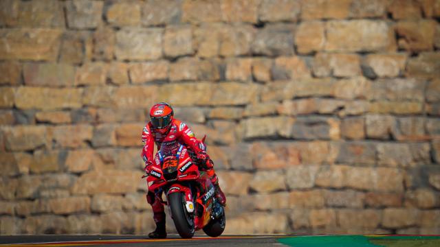 El italiano Pecco Bagnaia pilota su Ducati Desmosedici GP22, en el circuito de MotorLand Aragón.