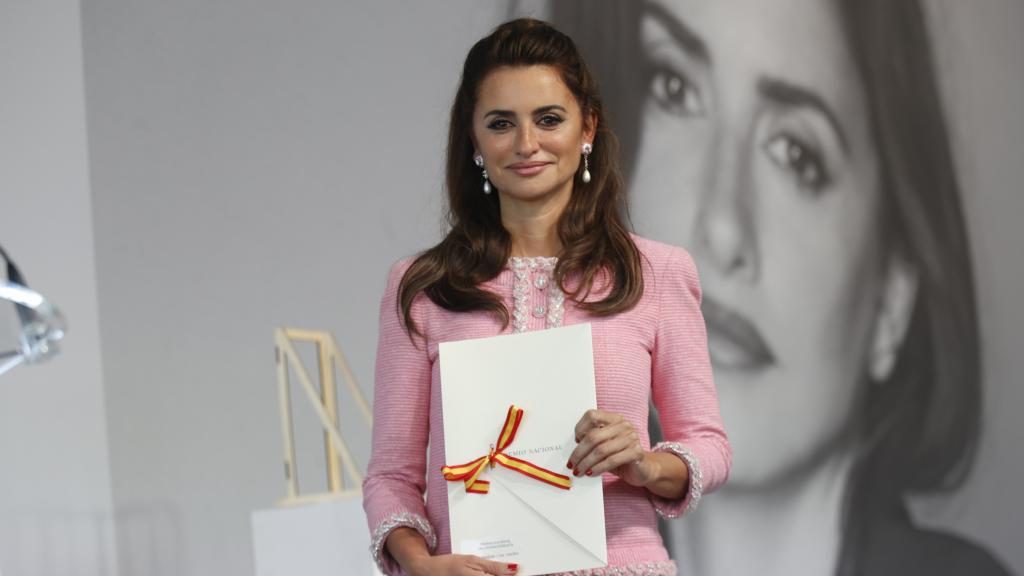 Penélope Cruz recibe el Premio Nacional de Cinematografía. Foto: Javier Etxezarreta (Efe)