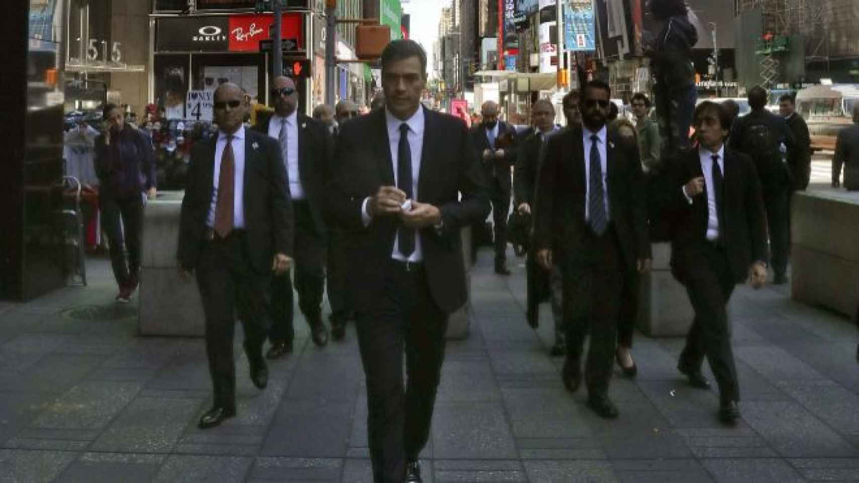 El presidente del Gobierno, Pedro Sánchez, camina por Times Square durante su visita a Nueva York en 2018.