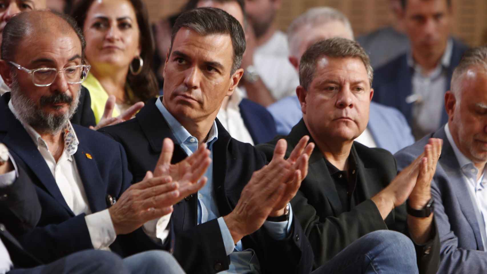 El presidente del Gobierno, Pedro Sánchez, acompañado de varios presidentes autonómicos.